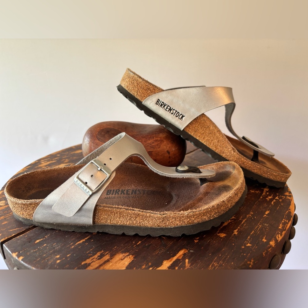 Birkenstock Gizeh Thong Sandals in Metallic Silver Sz 39 Good Condition.